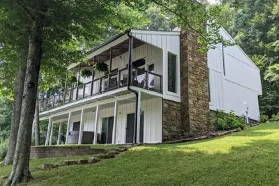 Image de 5br 4ba house on shared lake