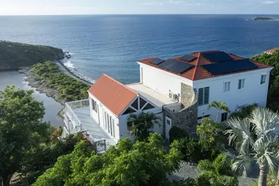 Blue Infinity: Oceanfront Villa~Endless Views with Full A/C & Solar Power