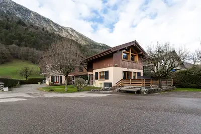 Image de Maison \"Gîte Tournette\" avec vue sur les montagnes, terrasse privée et Wi-Fi