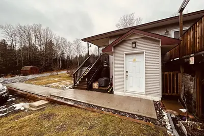 Image de Cozy suite in the woods. 15min to Grand lake, 6min to amenities. Pet friendly! !