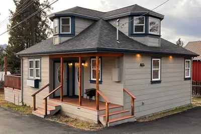 Image de \"The Bonta House\" located in downtown Blairsden, Ca