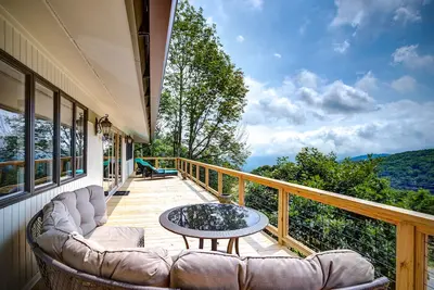 Image de Spacious lodge with magnificent mountain views, fireplace and hot tub.