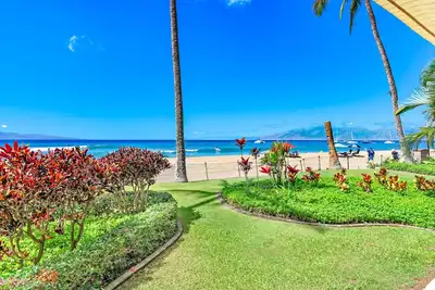 Image de Maui Resort Rentals: Kaanapali Ali'i – Oceanfront Ground Floor + Yard Area, 6 Total Bedrooms+Den, Sleeps 20, Steps to Pools, Beach, BBQs!