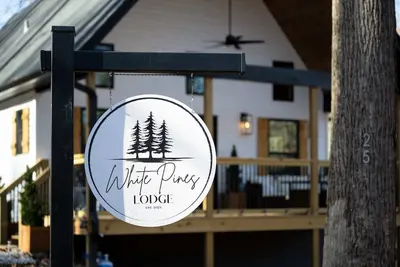 Image de White Pines Lodge | Sauna + Ev Charger on Nolin