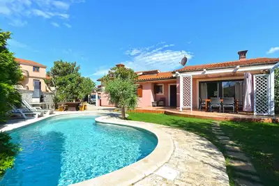 Image de Villa avec piscine et beau jardin