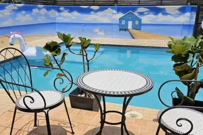 Image de 5 minutes to Train Station! Pool Party Villa in the City.