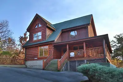 Image de Spacious 4br Cabin w/ Game Room, Hot Tub & Pools – 3 Miles to Parkway
