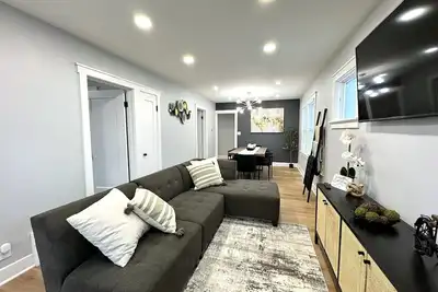 Image de Oak Park Bliss: 3br, 2ba Gem