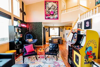 Image de 420Friendly HotTub Theater Pooltable Jacuzzi Tub