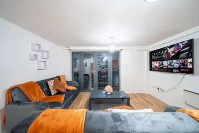 Image de Large-Appartement-Salle de bain privée séparée-Vue sur Rue-Private Gated Park. . .