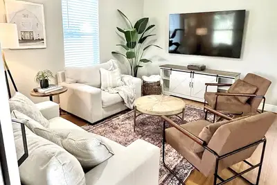 Image de “1933” Sleeps 6, King Beds, Spacious, 5 min walk to downtown Mt. Dora