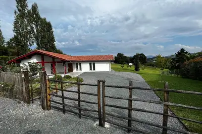 Image de Maison Ă Larressore Ă 3 mns d'Espelette, face montagnes et proche de la mer.