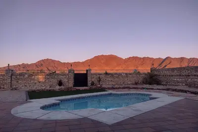 Image de Mountain View Oasis - Couples Retreat with 2 king beds and pool