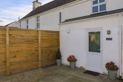 Hen Garej, pet friendly, with a garden in Llanbedrog