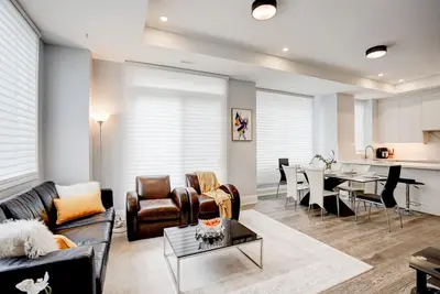 Image de New Luxury 4 Br Townhome with Roof Terrace in Bayview Village