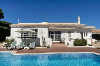 Image de Ruime Villa van 280m2 met Zwembad in Olhos D'agua