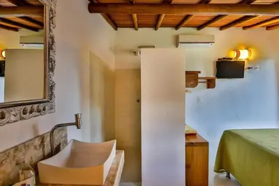 Image de Casa Linda de Alto Padrão em Condomínio com Piscina de Hidromassagem