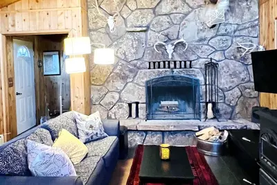 Image de Lander Retreat - Gather overlooking downtown and the Wind River Mountains