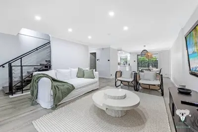 Image de KozyGuru | Alexandria | Stylish Family House