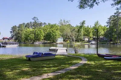 Image de Lazy Days on Lakeshore - Private Dock, Kayaks Sup, Firepit and more