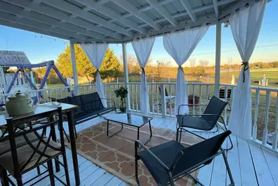 Image de Trendy home with a scenic back porch, fish, golf and more