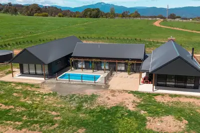 Image de Half Mile High - Merrijig - Sleeps 10