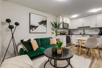 Image de Emerald & Creme 2 Bed Lower Suite