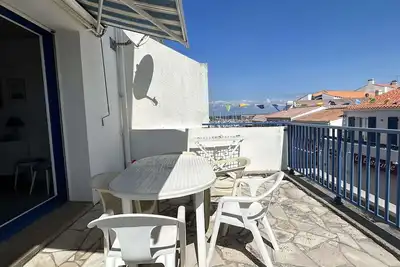 Image de Appartement cosy avec terrasse près du port