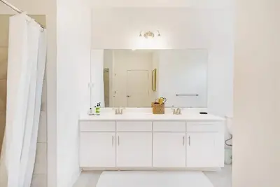 Image de Family Friendly, quiet and spacious condo.