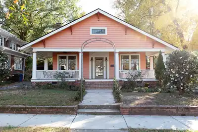 Image de Curated Craftsman Downtown Charm