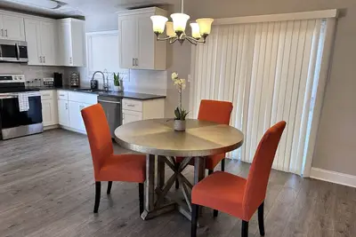 Image de Comfy & Vibrant 3 bdrm house mins from Airport.