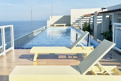 Image de Luxury beachfront condo with infinity pool near Colombo