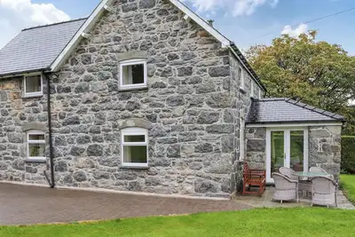 Image de Surrounded by magnificent countryside views, this wonderful farmhouse is perfect for families.