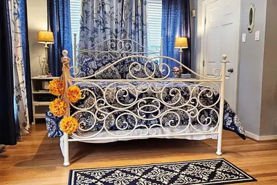 Image de Secluded Two-Story Country Style Loft with Balcony & Free Parking in The Heights