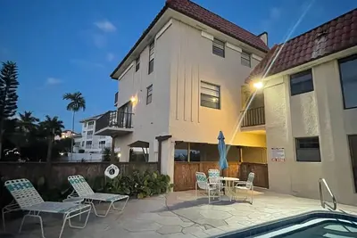 Image de You’ll Love…location, waterfront, stroll to beach. Specials for Spring   2026