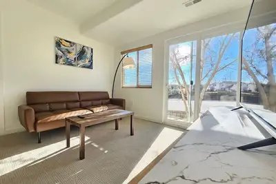 Image de Cozy and Bright 2-Bedroom Haven