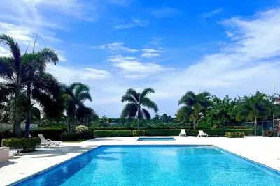 Image de Dell’s Exotic Haven \n2 bedrooms, 2 baths, pool, gym