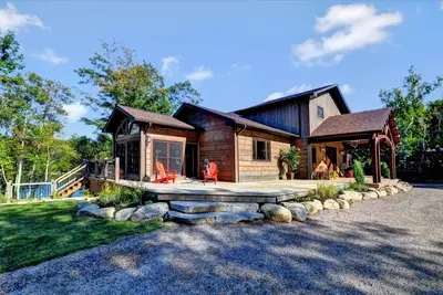 Image de Eagle Lake Adventure Log Cabin in the Haliburton Highlands. .