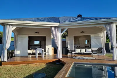Image de Les Hauts du Papillon - Piscine et vue mer -
