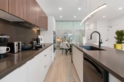 Image de Newly Built & Professionally Designed Modern Sleek Executive Suite - Leslieville