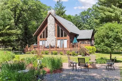 Image de Beautiful, modern log cabin on a great swimming and fishing lake with privacy!