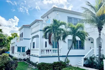 Image de Huge 2 Bedroom/2. 5 Bath Condo With Oceanviews, 30 Feet From Snorkel Reef