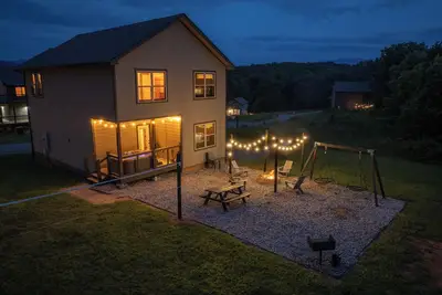 Image de New Cabin Near Dollywood w/ Hot Tub, Yard Games, Fire Pit, Arcades!