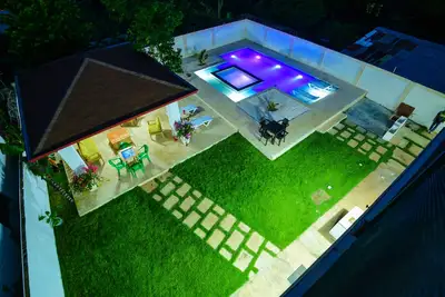 Image de Modern large Villa, with a Gazebo and large pool for your relaxing retreat.