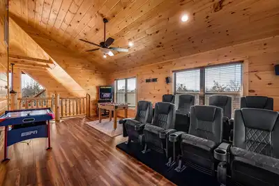 Image de New in Dec '23 Handicapped friendly Cabin with upstairs theater and game room!