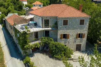 Image de Belle maison Ă Gruda avec sauna