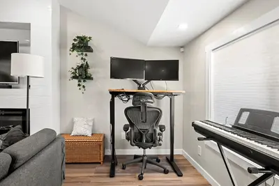 Image de Newly Renovated Standing Desk and King Bed