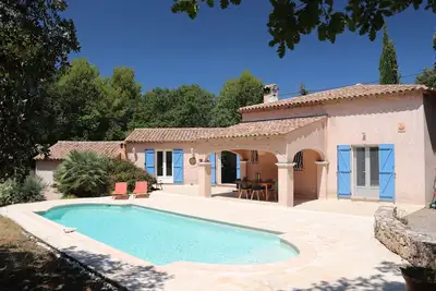 Image de Villa provençale avec piscine sur une vaste propriété au calme absolu.
