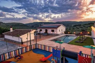 Image de Casa Rural con Piscina y Jacuzzi con Capacidad Máxima Para 16 Personas