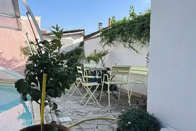 Image de Maison de ville. Patio et piscine aux beaux jours. 4 chambres, 2 sdb. Au calme